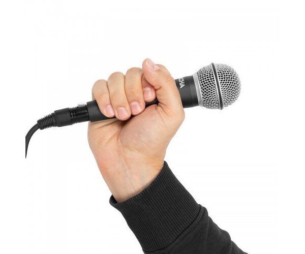 Правило №1 за работа с микрофон - ръката се явява стойка за микрофон, когато държим микрофона.